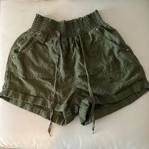 Stretchy Mid-Waist dark olive green shorts with front pockets.